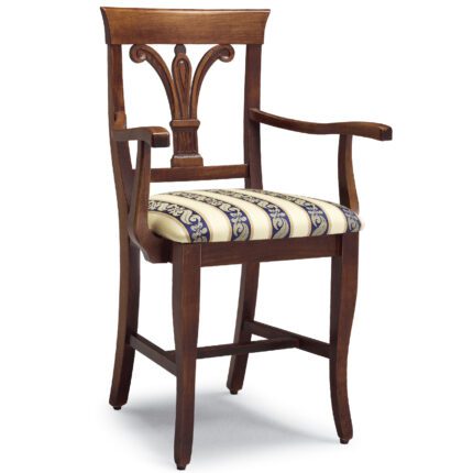 Käetugedega klassikaline puidust tool 572 P