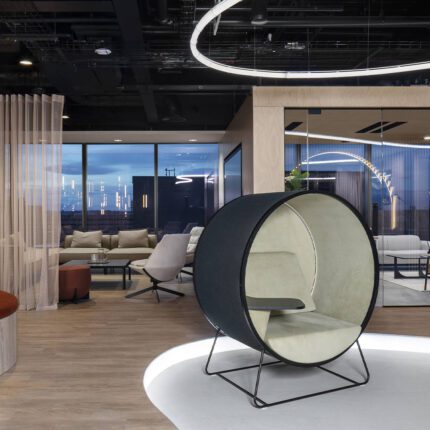 Kuppel pakub suurepärast võimalust puhata privaatsust pakkuvas tugitoolis.