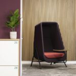 Muse töötugitoolil on võimalik erinevaid viimistlusvõimalusi valida nii polsterdusele kui toolijalgadele.