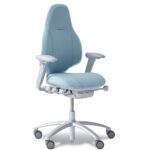 RH Mereo 220 töötool reguleeritavate käetugede ja intuitiivsete seadistusvõimalustega.