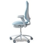 RH Mereo 220 kontoritool, mis kohandub kasutaja kehakujuga ja toetab loomulikku rühti.