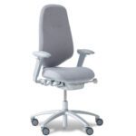 RH Mereo 300 kontoritool, mis kohandub kasutaja kehahoiakuga ja toetab loomulikku liikumist istumise ajal