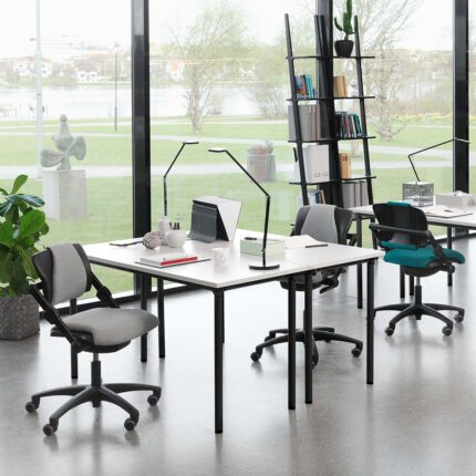 HÅG H03 330 sobib oma disaini poolest mitmetesse erinevate disainiga kontoriruumidesse