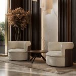 Kaks Oko tugitooli elegantse interjööriga lounge-alas, ümarate vormide ja pehme polstriga.