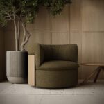 Oko tugitool rohelise kangaga, nähtava puidust seljakestaga ja ümbritseva seljatoega.