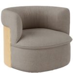 Oko tugitool hallis kangas, nähtava puidust seljakesta ja tasakaalustatud vormiga.