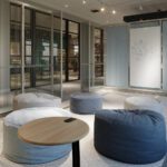 Base kott-tool minimalistliku disainiga kaasaegses kontoriruumis.