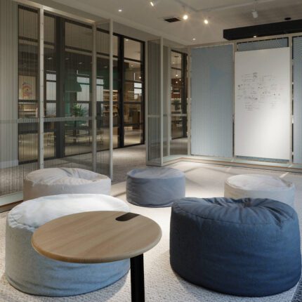 Base kott-tool minimalistliku disainiga kaasaegses kontoriruumis.