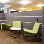 Swoosh lounge toolid loovad mugava ja kutsuva istumisala, mis sobib ideaalselt puhke- ja ootealadele.