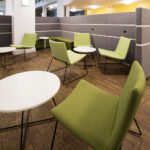 Swoosh toolid koos madalate laudadega pakuvad stiilset ja funktsionaalset lahendust koostöö- ja vestlusalade sisustamiseks.