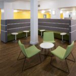 Swoosh lounge toolid aitavad kujundada privaatse ja hubase kohtumisnurga kaasaegses töökeskkonnas.