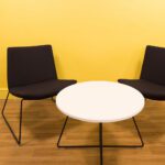 Swoosh toolid loovad kompaktse ja praktilise istumisala vastuvõtu- või puhkeruumi jaoks.