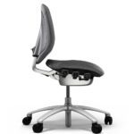 RH Mereo 200 ergonoomiline kontoritool külgvaates, keskmise seljatoega ja hõbedase alumiiniumist jalaga