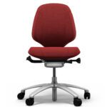 RH Mereo 200 ergonoomiline kontoritool eestvaates, punase kangaga iste ja seljatugi
