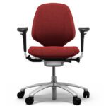 RH Mereo 200 kontoritool eestvaates käetugedega, punane kangas ja alumiiniumist jalg