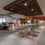 Swoosh baaripukid kaasaegses kontoris – pehme polsterduse ja puit- või metalljalgadega pukk loob mugava ja stiilse koostööala.