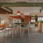 Swoosh pukk modernses tööruumis – elegantne disain ja vastupidav konstruktsioon sobivad ideaalselt kõrgete laudade ja puhkealade juurde.