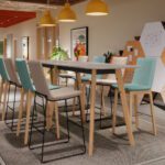 Swoosh baaripukid koostöölaua ümber – mugav iste ja kvaliteetsed materjalid loovad kutsuva keskkonna meeskonnatööks.