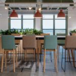 Swoosh pukk avaras lounge- ja kontorialas – ajatu vorm ja tugev jalaraam tagavad vastupidavuse ning visuaalse kerguse.