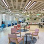 Kaasaegne lounge-ala Swoosh tugitoolidega, mis loovad avatud kontoris mugava ja kutsuva puhke- ning koostööruumi.