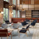 Hubane restoranikeskkond Swoosh tugitoolidega, mis pakuvad külastajatele lõõgastavat ja kvaliteetset istumiselamust.