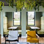 Privaatsed töö- ja vestlusnurgad Swoosh tugitoolidega, mis toetavad keskendumist ja meeldivat istumiskogemust.