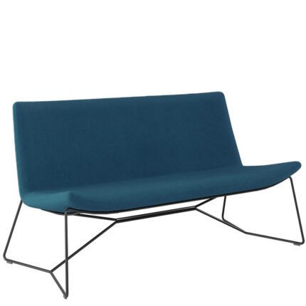 Swoosh metalljalgadega diivan pakub mugavat istumislahendust igasse ruumi.