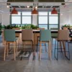 Swoosh kõrge seljatoega baaritoolid loovad inspireeriva ja koostööd toetava keskkonna modernses puhke- ja köögialas, pakkudes mugavat istumislahendust nii kiireks kohtumiseks kui ka vabas õhkkonnas tööks.