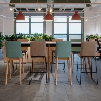 Swoosh kõrge seljatoega baaritoolid loovad inspireeriva ja koostööd toetava keskkonna modernses puhke- ja köögialas, pakkudes mugavat istumislahendust nii kiireks kohtumiseks kui ka vabas õhkkonnas tööks.