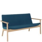 Swoosh puitjalgadega ja käetugedega diivan on mugav istumislahendus avalikku ruumi