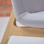 Swoosh diivani puidudetail – hoolikalt viimistletud täispuidust raam rõhutab disaini kvaliteeti ja lisab interjööri soojust ning loomulikku elegantsi.