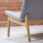 Swoosh diivan detail – kvaliteetne puidust karkass ja pehme polsterdus tagavad vastupidavuse, mugavuse ning ajatu disaini ärikeskkonda.