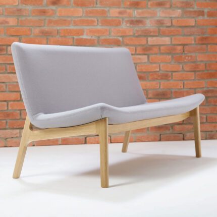 Swoosh diivan – modernne ja kutsuv ooteala diivan, mis ühendab voolujoonelise vormi ja naturaalse puiduraami, luues hubase ning esindusliku istumisala.