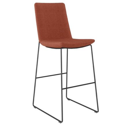 Swoosh kõrge seljatoega metallraamiga baaripukk pakub stiilset ja vastupidavat istumislahendust, mis sobib suurepäraselt kohvikualadele, köögisaartele ja kaasaegsetesse kontorikeskkondadesse.