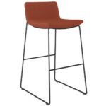 Swoosh baaritool metallraamil – minimalistliku disainiga mugav baaritool, mis sobib ideaalselt köögisaarele, kohvikusse või lounge-alale.