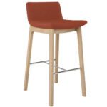 Swoosh baaripukk täispuidust jalgade ja pehme istmega – stiilne lahendus kohvikutesse ja lounge-aladele.