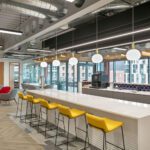 Swoosh baaritoolid modernses köögialas – stiilsed ja vastupidavad kõrged toolid, mis loovad funktsionaalse ja kutsuva istumisala ühiskasutatavasse ruumi.