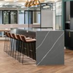 Swoosh metallraamiga baaritoolid saare ääres – elegantne ja praktiline lahendus puhke- ja koostööaladele, ühendades mugavuse ja kaasaegse vormi.