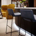 Swoosh baaritoolid lounge-keskkonnas – kompaktne ja mugav istumislahendus, mis täiendab vastuvõtu-, kohviku- või puhkeala interjööri.