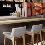 Swoosh pukk metallist jalatoega – vastupidav ja esinduslik valik kohvikutesse ja kontoriköökidesse.