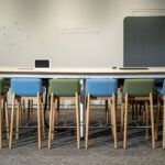 Swoosh pukk mugava istmega – vastupidav lahendus koostöö- ja puhkealadele.