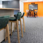 Swoosh baaripukk täispuidust jalgade ja jalatoega – ideaalne valik kõrgete laudade juurde.