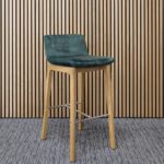 Swoosh puidust pukk – soe ja kaasaegne aktsent kontori- ja kohvikuruumidesse.