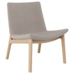 Swoosh lounge tool puitjalgadega, pehme iste ja ergonoomiline seljatugi loovad kutsuva istumiskoha vastuvõtu- ja puhkealadele.