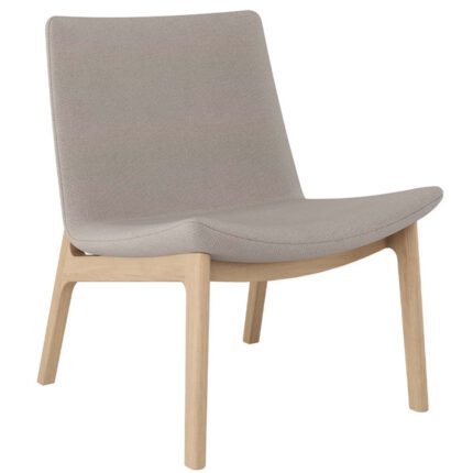 Swoosh lounge tool puitjalgadega, pehme iste ja ergonoomiline seljatugi loovad kutsuva istumiskoha vastuvõtu- ja puhkealadele.