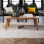 Swoosh lounge tool kohvilaua kõrval, elegantne siluett ja läbimõeldud proportsioonid loovad tasakaalustatud terviku.